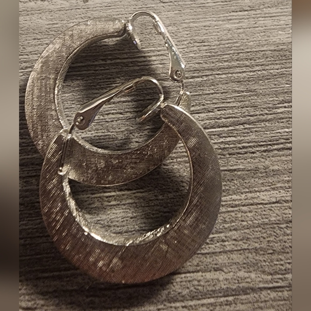 Avon Texturedā Silver Tone Hoop Earrings